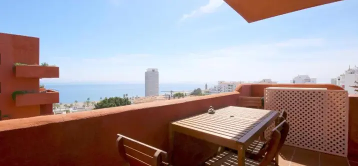 Sale of middle floor apartment in Estepona 2