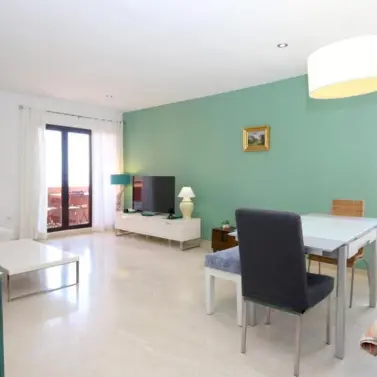Sale of middle floor apartment in Estepona