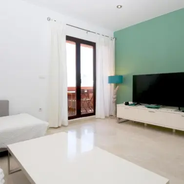 Sale of middle floor apartment in Estepona