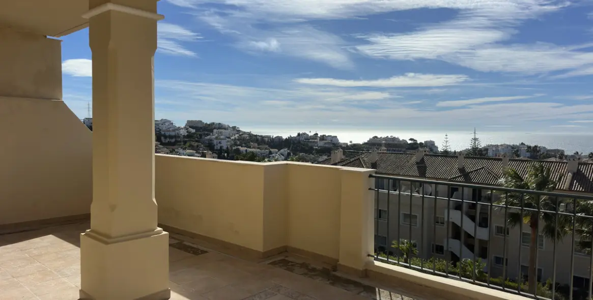 Sale of middle floor apartment in Mijas Costa 12