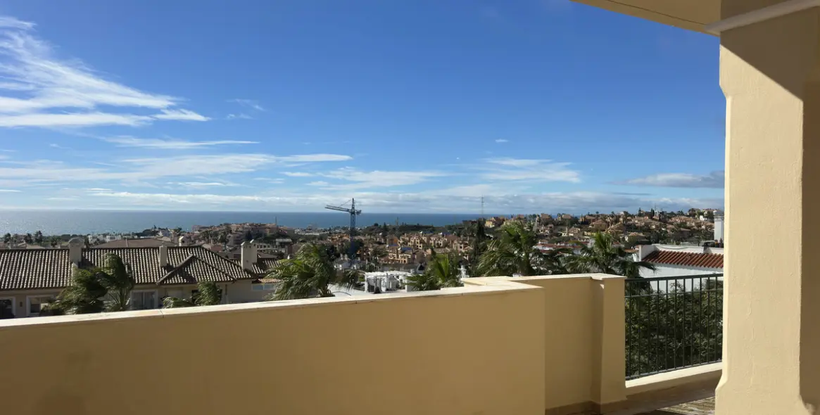 Sale of middle floor apartment in Mijas Costa 13