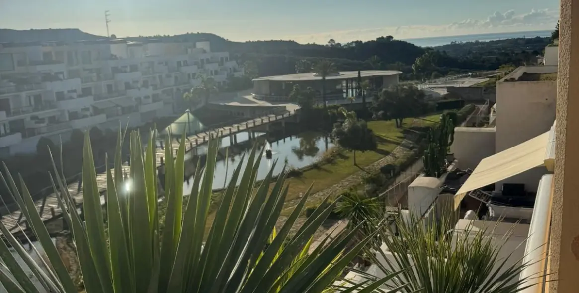 Продажа двухуровневого пентхауса в Benahavís 1