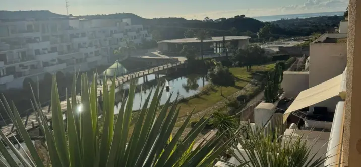 Продажа двухуровневого пентхауса в Benahavís 0