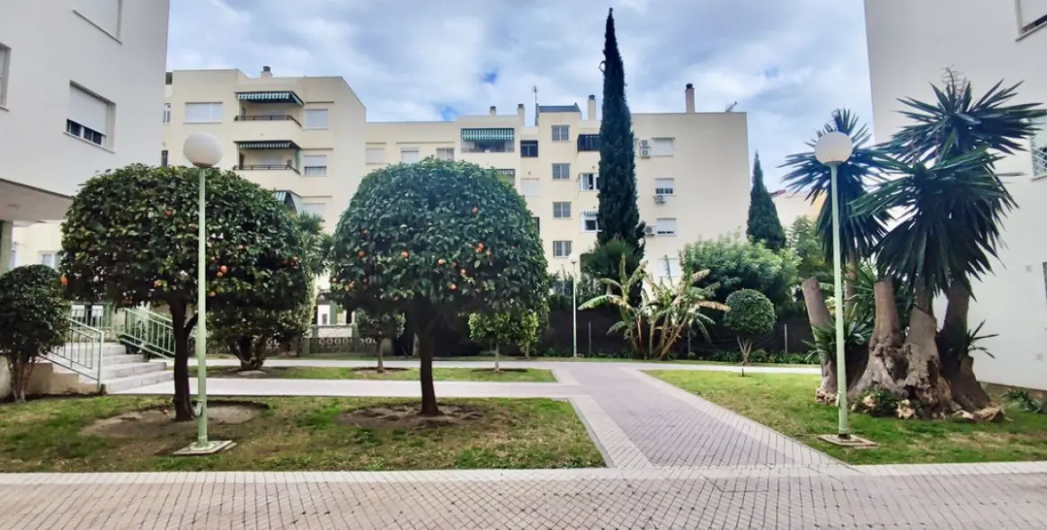 Sale of middle floor apartment in Benalmadena 1