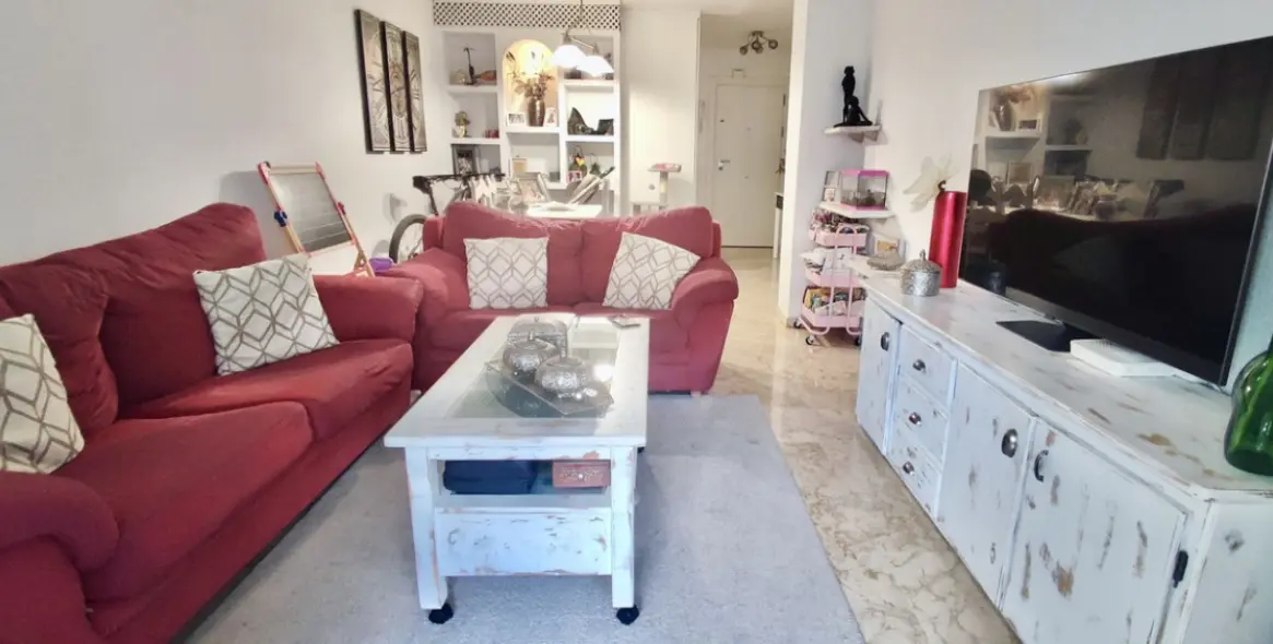 Sale of middle floor apartment in Benalmadena 2