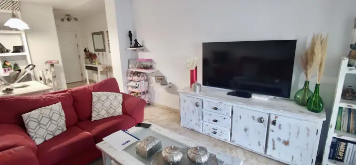 Sale of middle floor apartment in Benalmadena 2