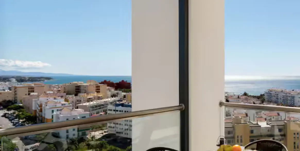 Venta de apartamento en planta media en Estepona 1