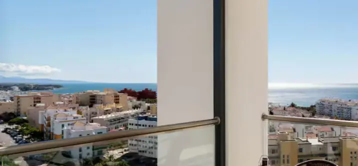 Продажа апартаментов на среднем этаже в Estepona 0