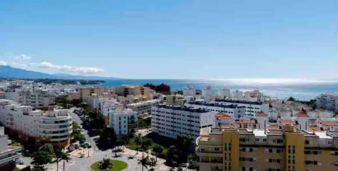 Venta de apartamento en planta media en Estepona 2