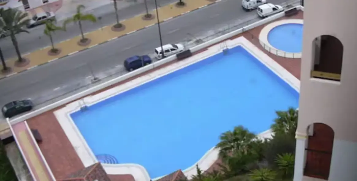 Venta de apartamento en planta media en Estepona 15