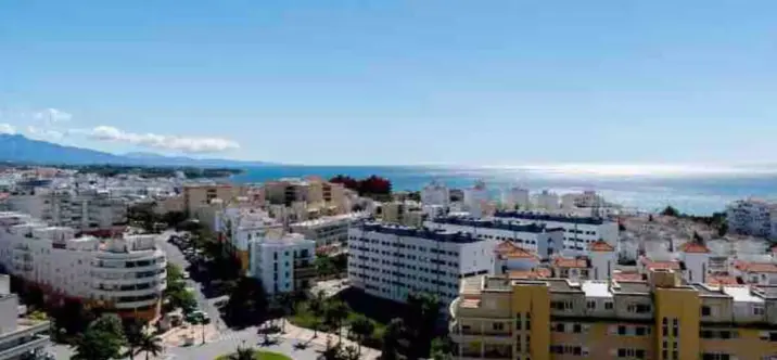 Venta de apartamento en planta media en Estepona 1