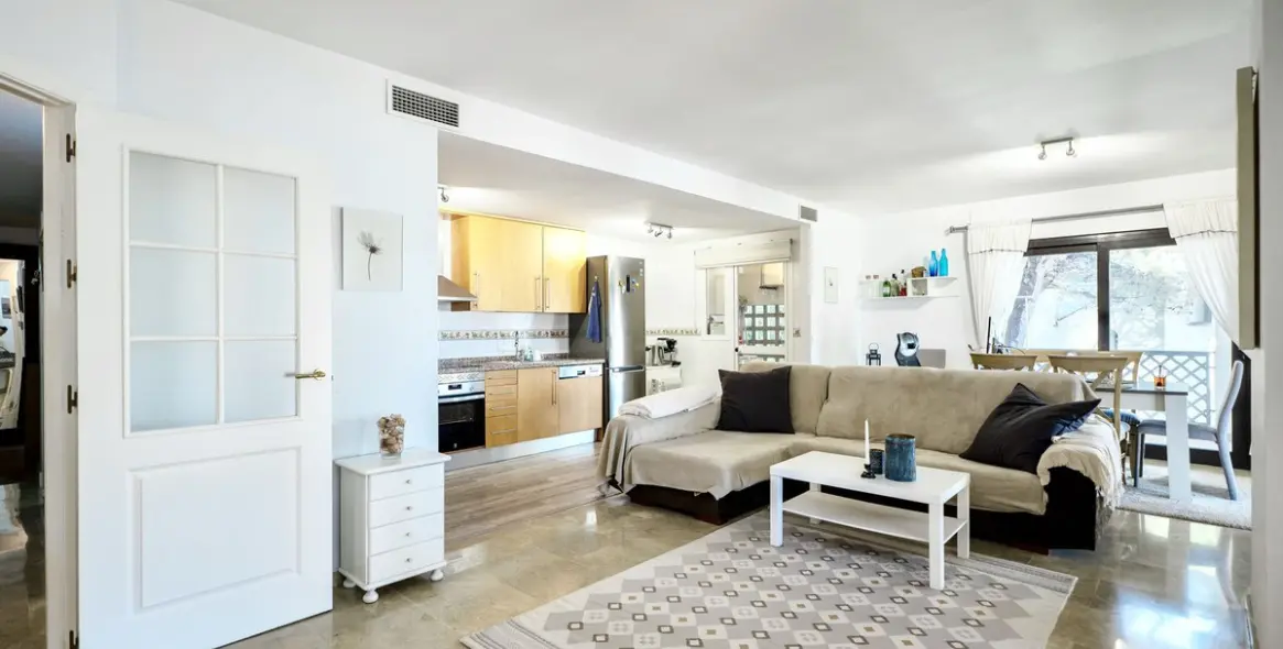 Sale of middle floor apartment in Río Real 2