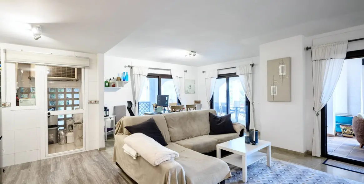 Sale of middle floor apartment in Río Real 3