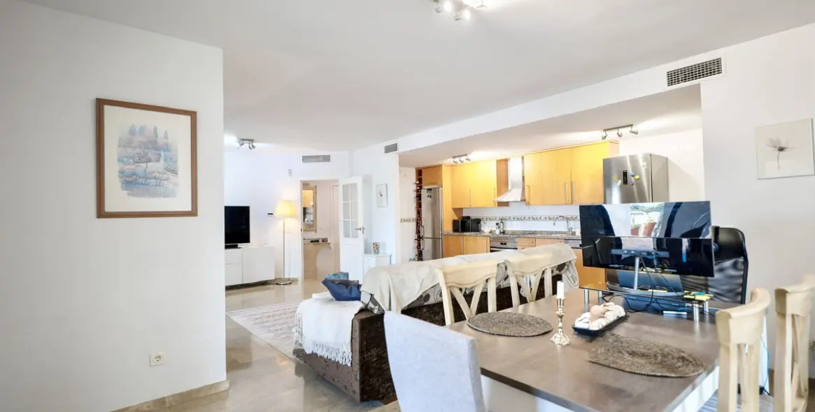 Sale of middle floor apartment in Río Real 5