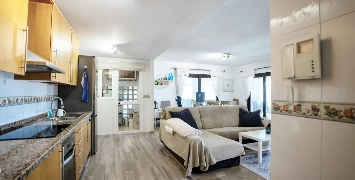 Sale of middle floor apartment in Río Real 6