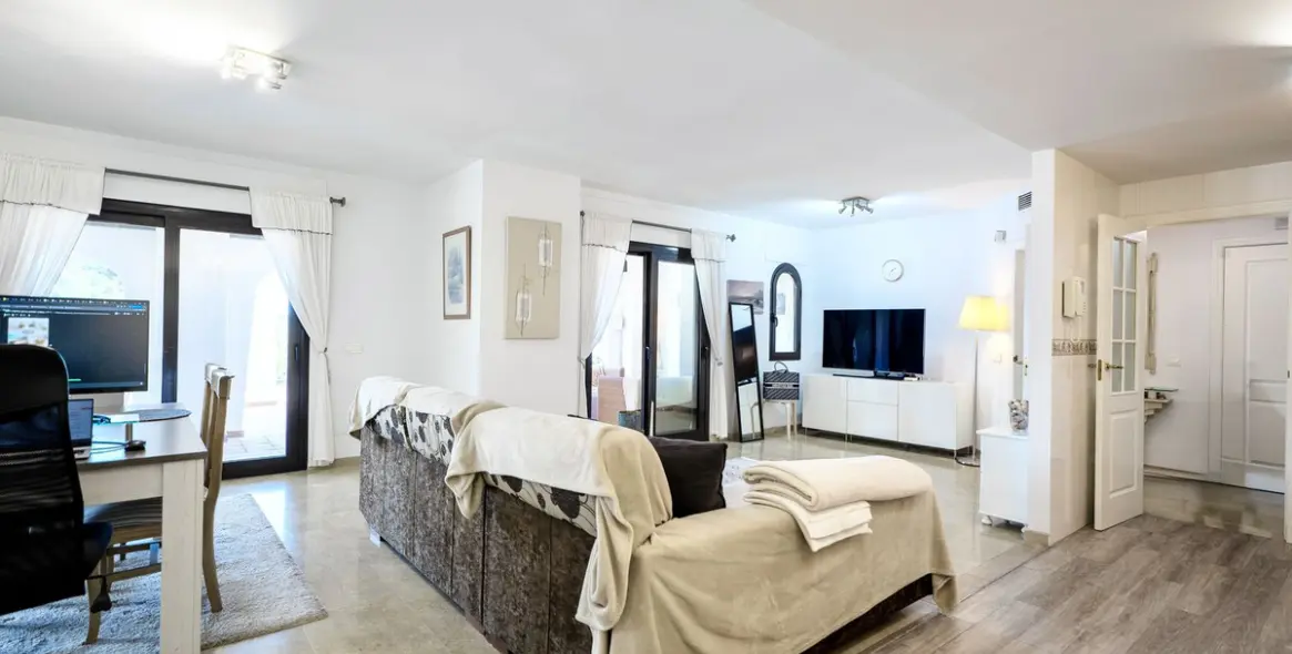 Sale of middle floor apartment in Río Real 7