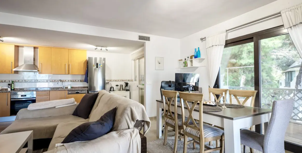 Sale of middle floor apartment in Río Real 9