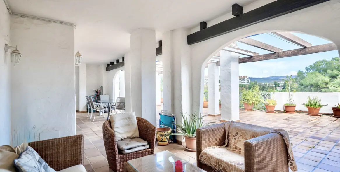 Sale of middle floor apartment in Río Real 11