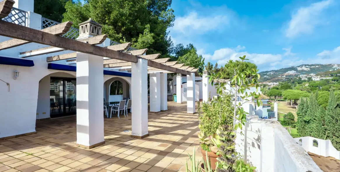 Sale of middle floor apartment in Río Real 12