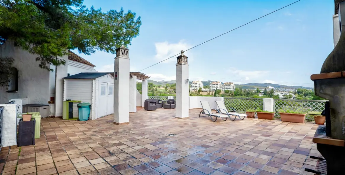 Sale of middle floor apartment in Río Real 14