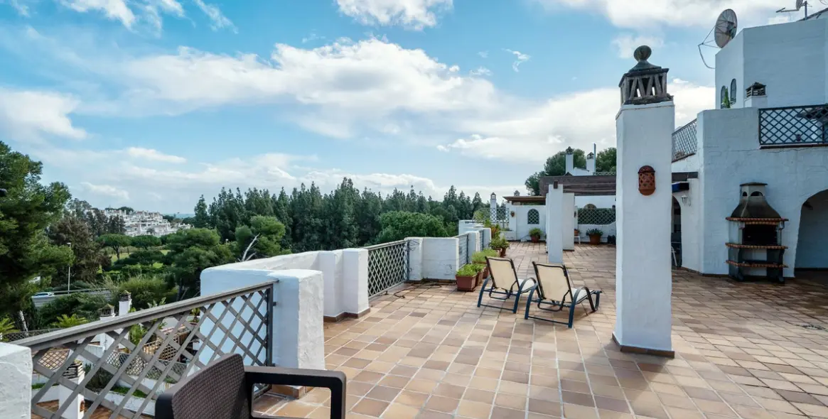 Sale of middle floor apartment in Río Real 16