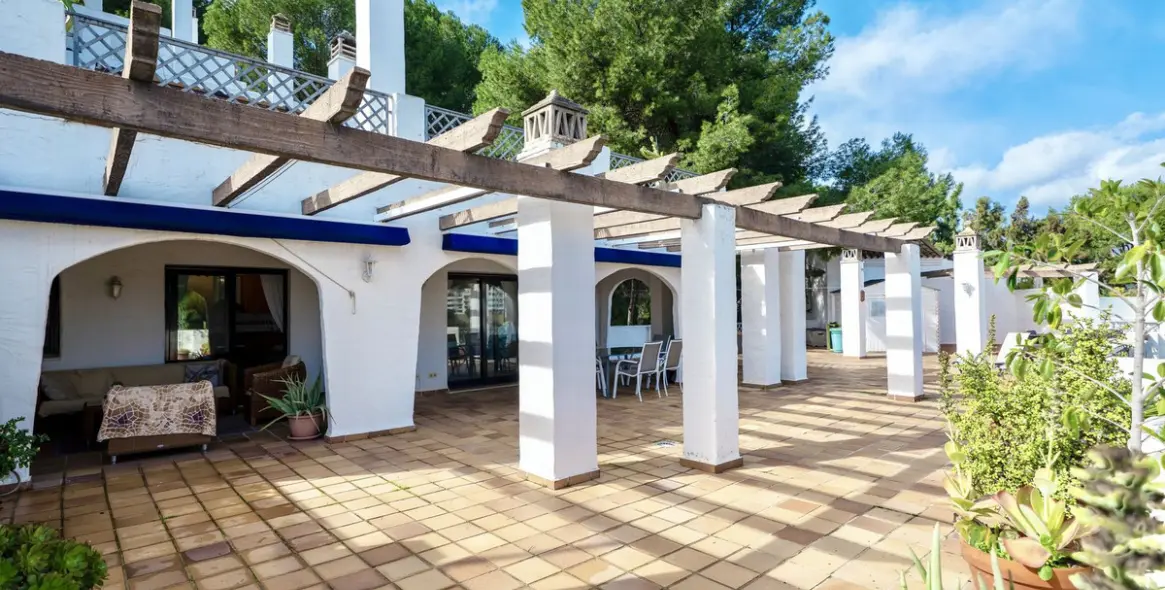 Sale of middle floor apartment in Río Real 19