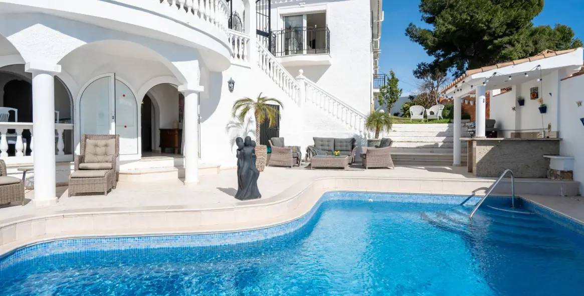 Продажа  отдельно стоящей виллы в La Capellania 33