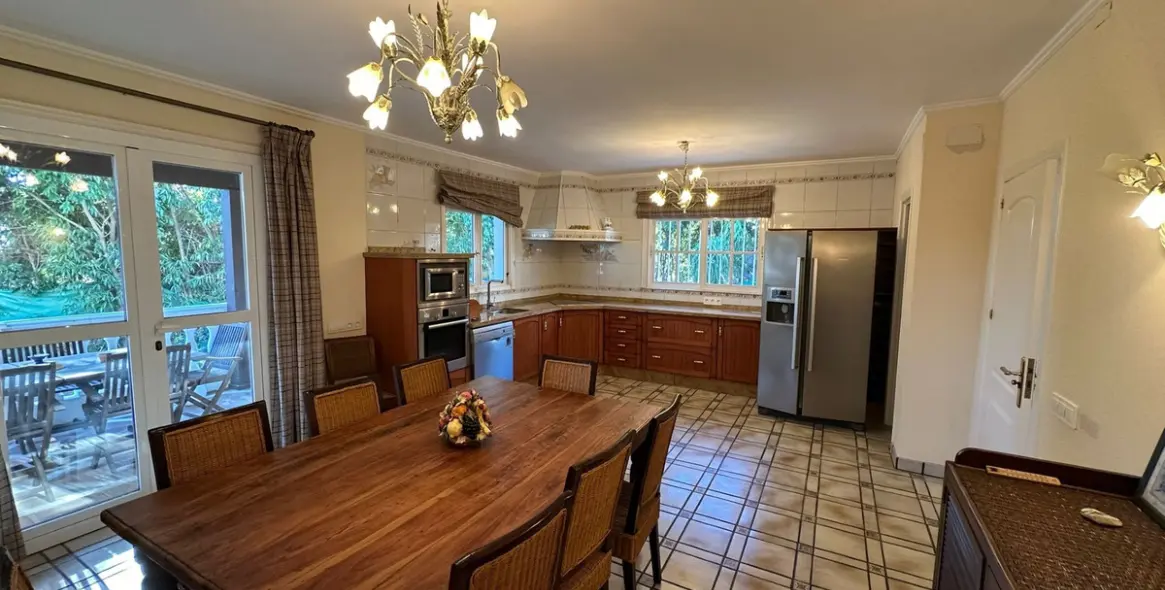 Продажа  отдельно стоящей виллы в Marbesa 7