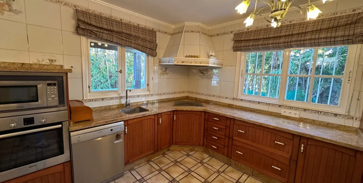 Продажа  отдельно стоящей виллы в Marbesa 8