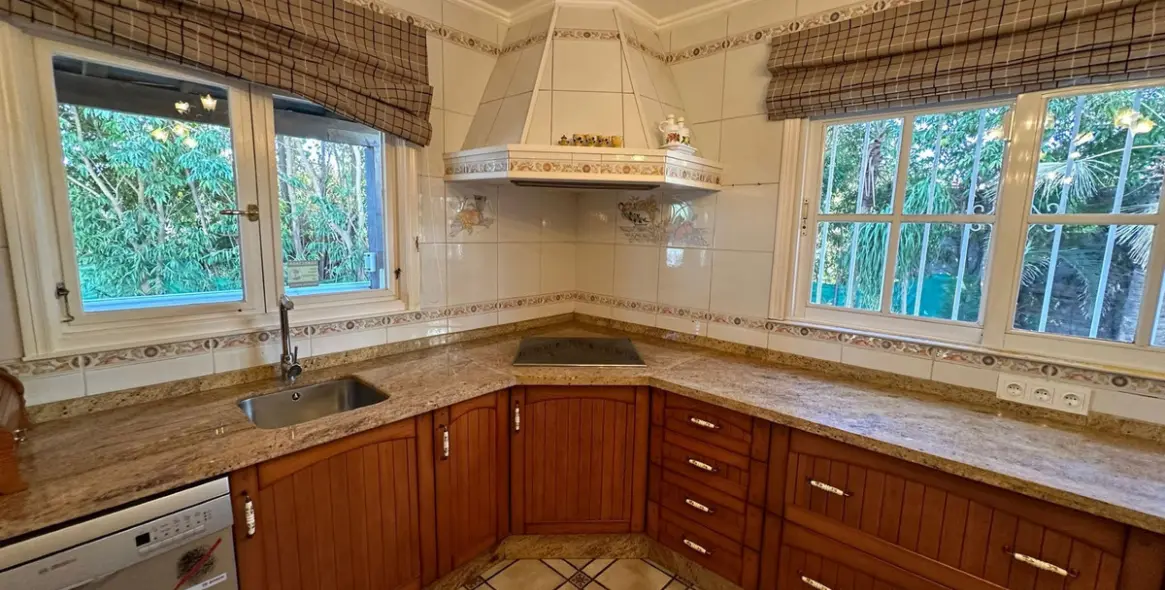 Продажа  отдельно стоящей виллы в Marbesa 9