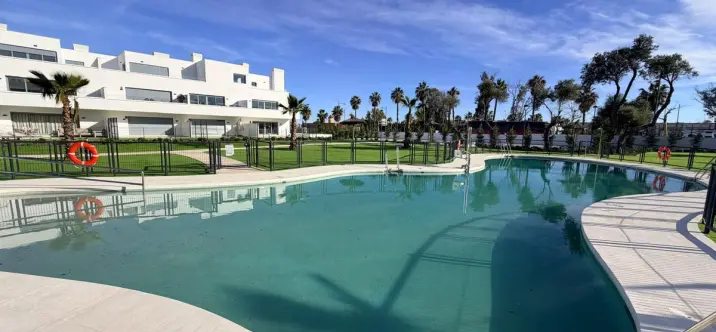 Краткосрочная аренда апартаментов на среднем этаже в Estepona 0