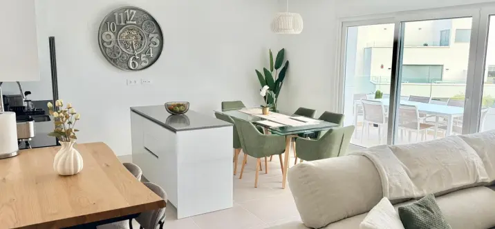 Alquiler a corto plazo de apartamento en planta media en Estepona 2