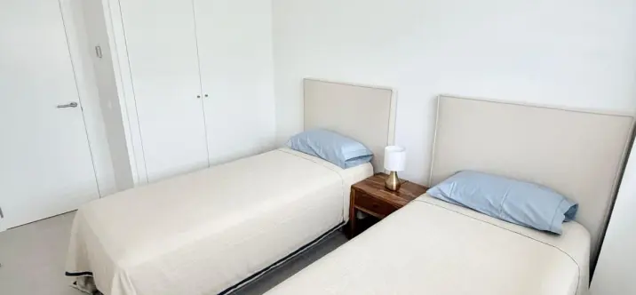 Alquiler a corto plazo de apartamento en planta media en Estepona 3