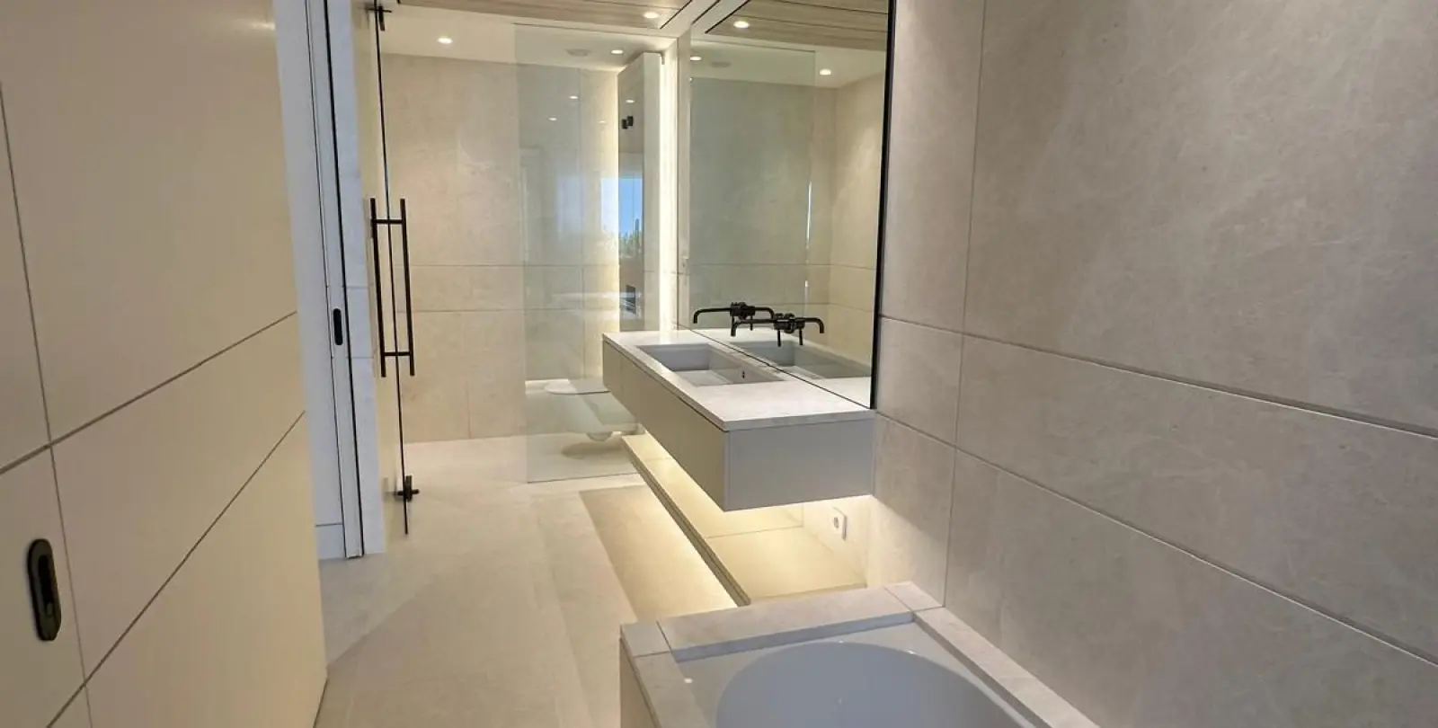 Sale of ground floor apartment in The Golden Mile 13