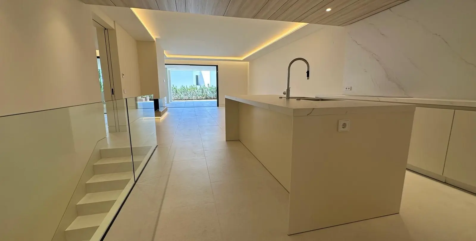 Sale of ground floor apartment in The Golden Mile 17