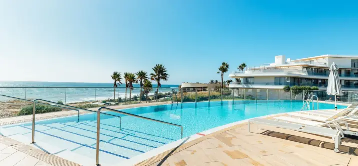 Sale of ground floor apartment in Estepona 0