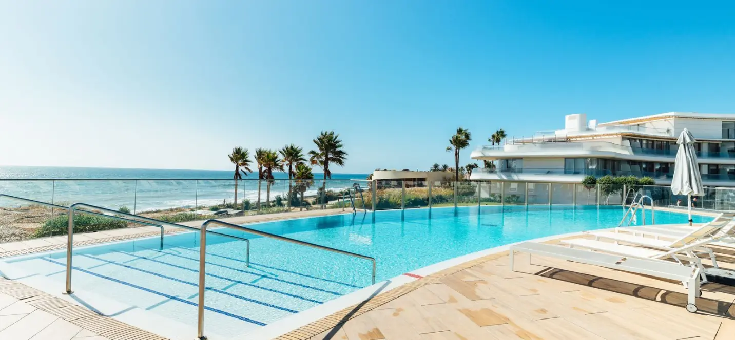 Venta de apartamento en planta baja en Estepona 0