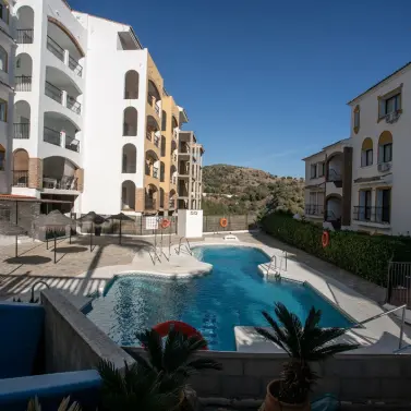 Долгосрочная аренда апартаментов на среднем этаже в Calahonda