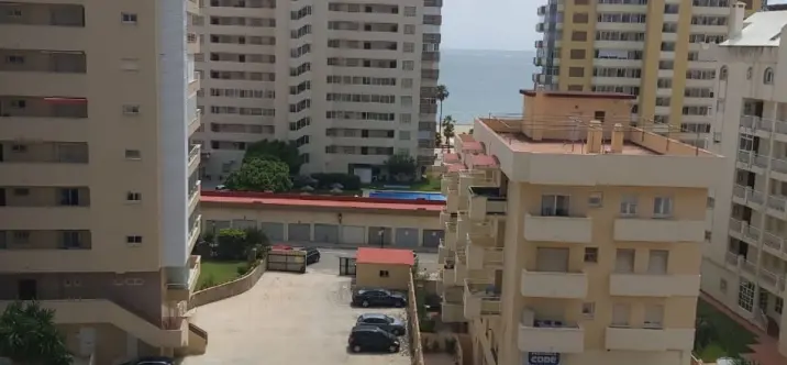 Sale of middle floor apartment in Fuengirola 0