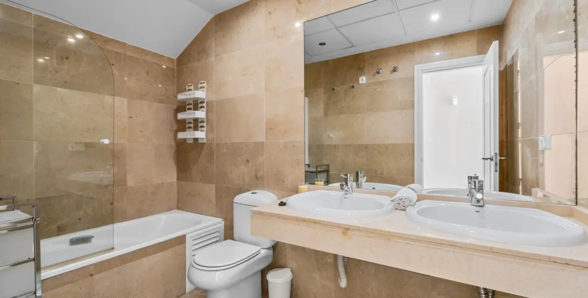 Sale of penthouse duplex in La Duquesa 24