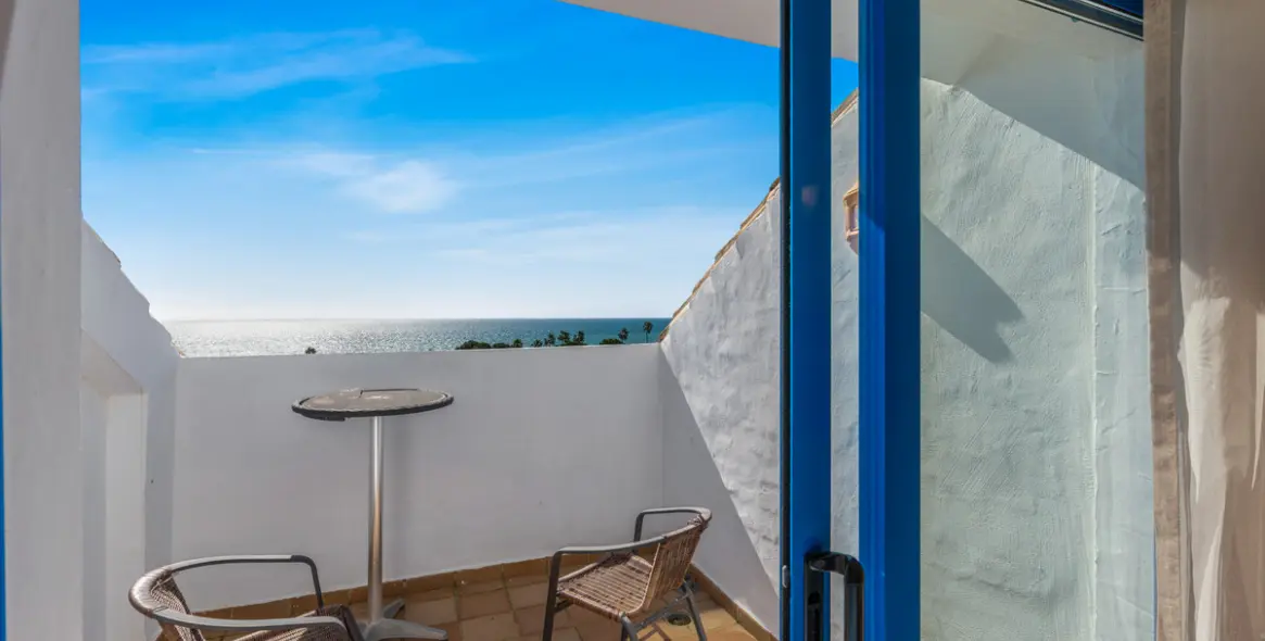 Sale of penthouse duplex in La Duquesa 25