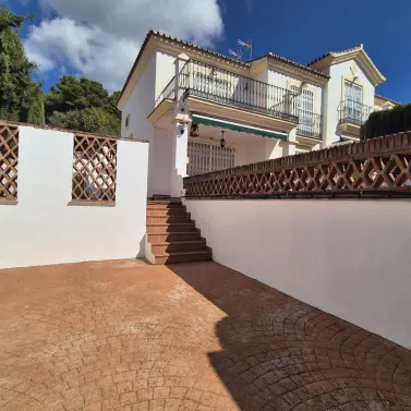 Продажа дома на две семьи в Alhaurin Golf