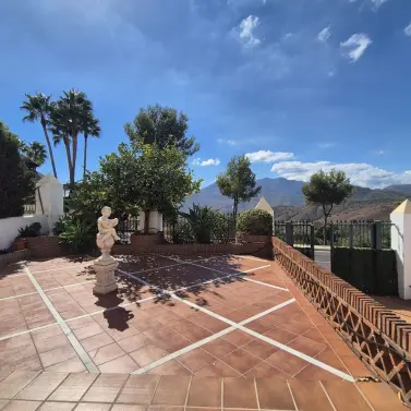 Продажа дома на две семьи в Alhaurin Golf