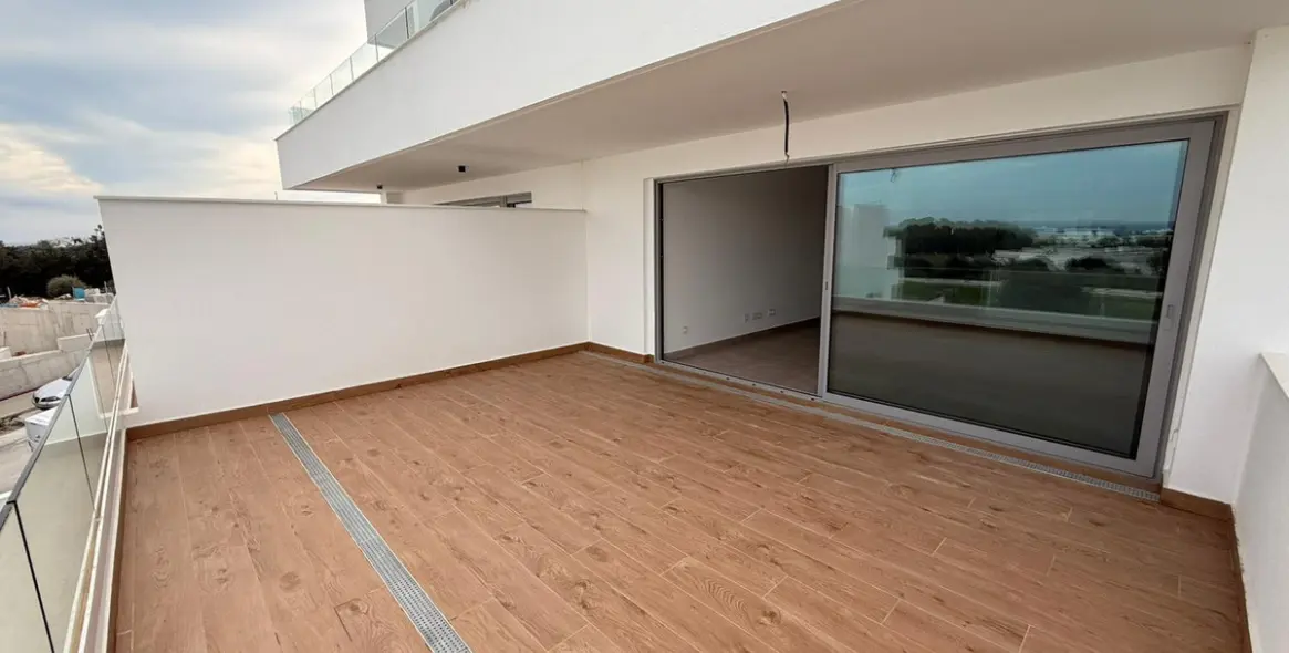 Venta de apartamento en planta media en Estepona 23