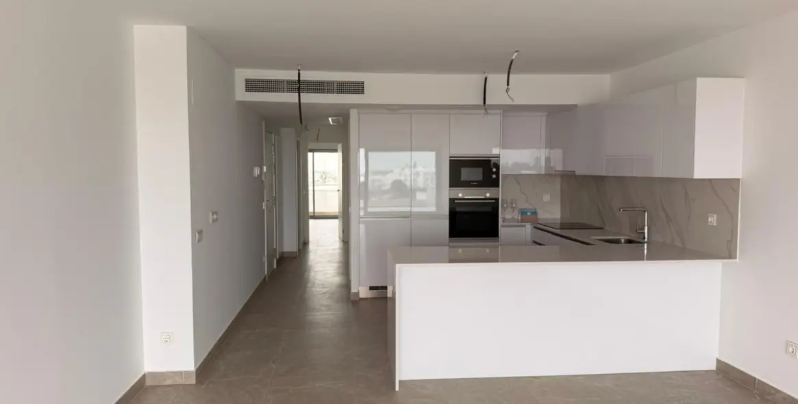 Venta de apartamento en planta media en Estepona 24