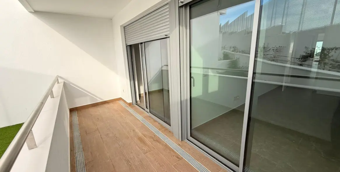 Venta de apartamento en planta media en Estepona 25