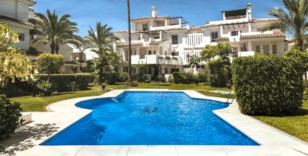 Продажа апартаментов на первом этаже в Nueva Andalucía 2