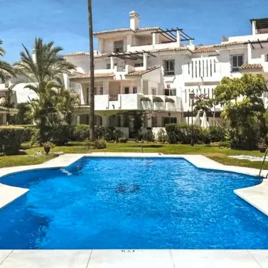 Продажа апартаментов на первом этаже в Nueva Andalucía