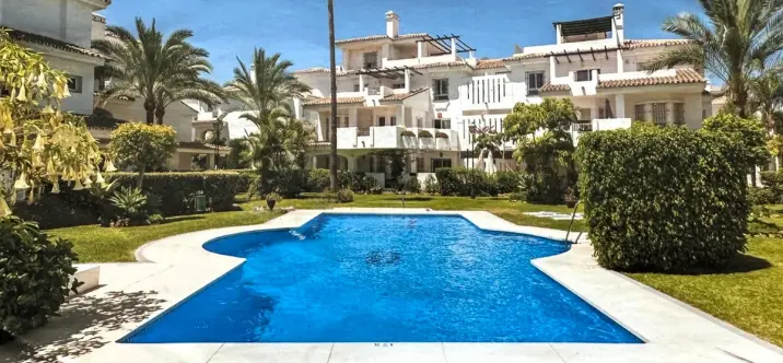 Продажа апартаментов на первом этаже в Nueva Andalucía 1