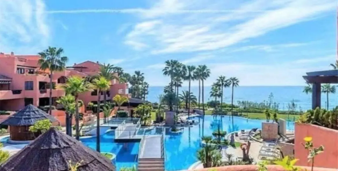 Продажа апартаментов на среднем этаже в New Golden Mile 1